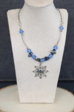 COLLIER SOLEIL AVEC PERLES BLEUES FACE