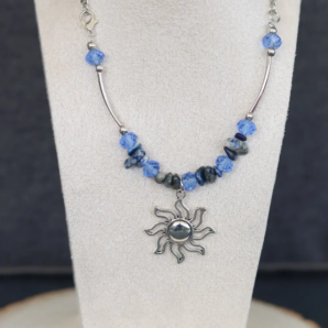 COLLIER SOLEIL AVEC PERLES BLEUES FACE