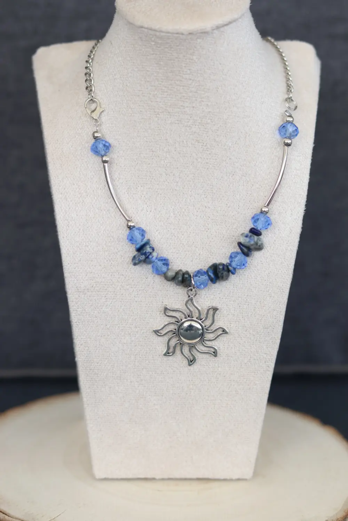 COLLIER SOLEIL AVEC PERLES BLEUES FACE