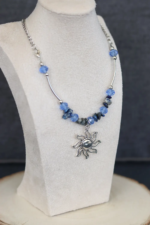 COLLIER SOLEIL PERLES BLEUES PROFIL