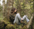 jeune femme assise dans la nature