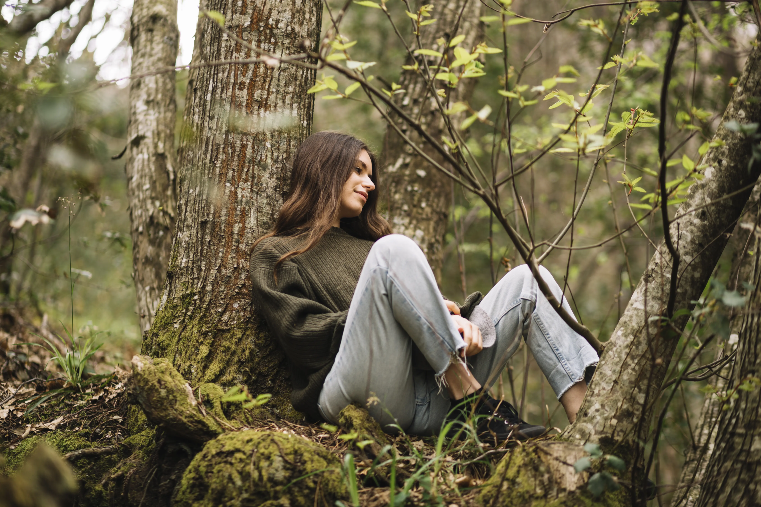 jeune femme assise dans la nature
