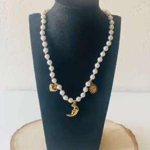 PERLES NACREES ET LUNE